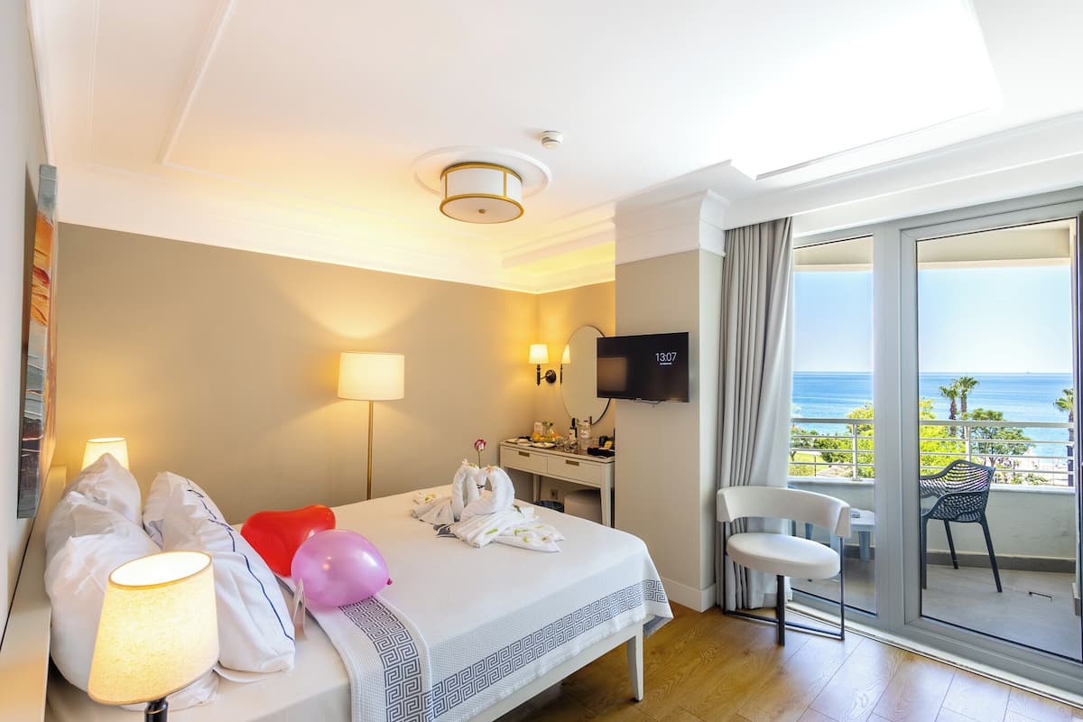 Deluxe Room with Sea View | Minibar, in-room safe, desk, laptop workspace