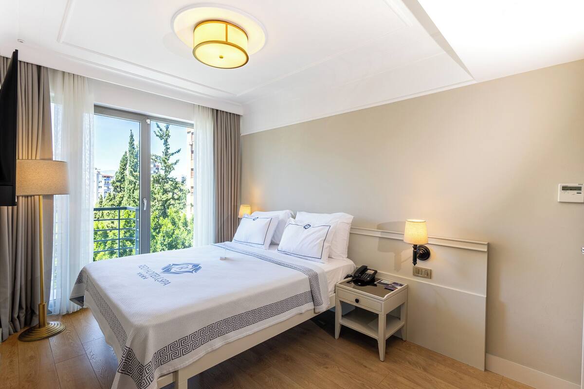 Deluxe Room with Land View | Minibar, in-room safe, desk, laptop workspace