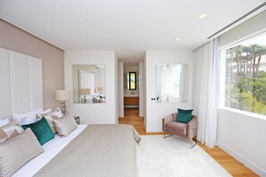 6 bedrooms, iron/ironing board, WiFi, bed sheets