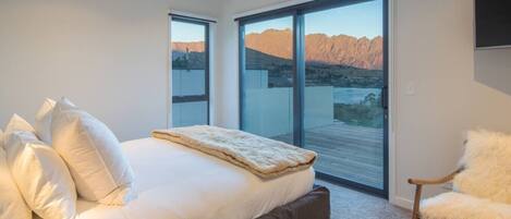 4 bedrooms, desk, iron/ironing board, WiFi