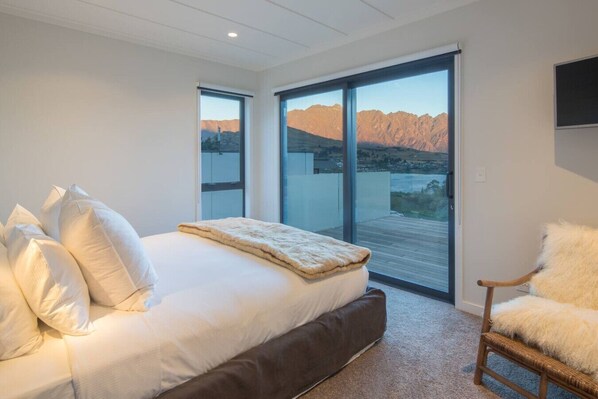 4 bedrooms, desk, iron/ironing board, WiFi