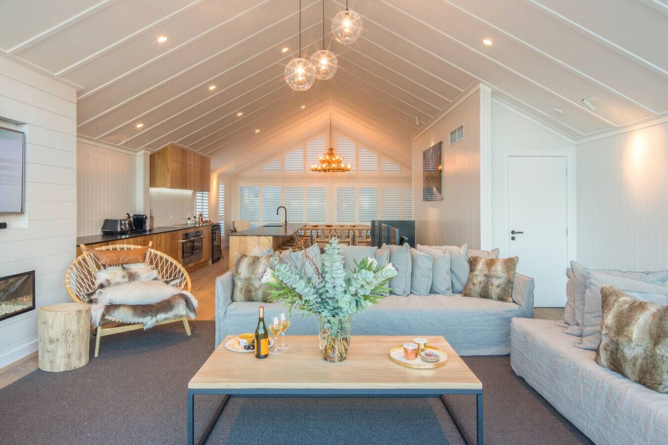 Fernseher, Kamin, Stereoanlage