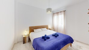 2 chambres, fer et planche à repasser, Wi-Fi, draps fournis