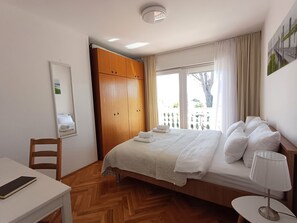 1 bedroom, travel cot, free WiFi, bed sheets - Apartment Anna °3 in Krk, near the center, sea view, air conditioner (Krk)