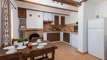 Een koelkast, een magnetron, een oven, een vaatwasser