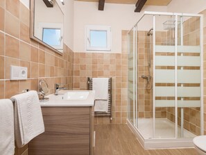 Shower, hair dryer, towels - La Cigarra Can Carrasco: Rustic Charm in Son Macià (Manacor)