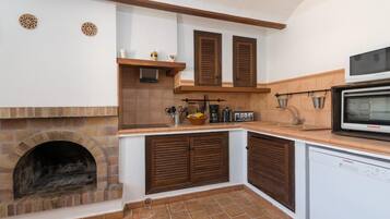 Een koelkast, een magnetron, een oven, een vaatwasser