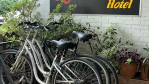 En cykel parkeret op ad en væg med et skilt, der står "Hotel".