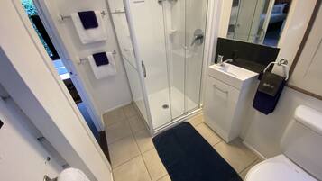 Dusj, hårføner, håndklær og såpe