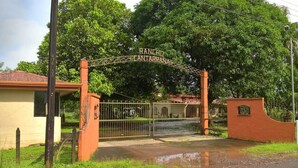 Una entrada con puerta de rejas y un letrero que dice "Rancho Lantarrana".