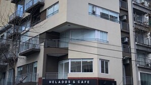 A multi-story building with a cafe named "Helados & Cafe" on the ground floor. - TPYN Palermo (Buenos Aires)