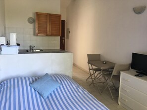 Iron/ironing board, WiFi, bed sheets