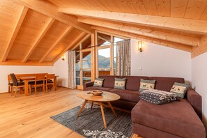 TV, DVD player, mesa de pingue-pongue