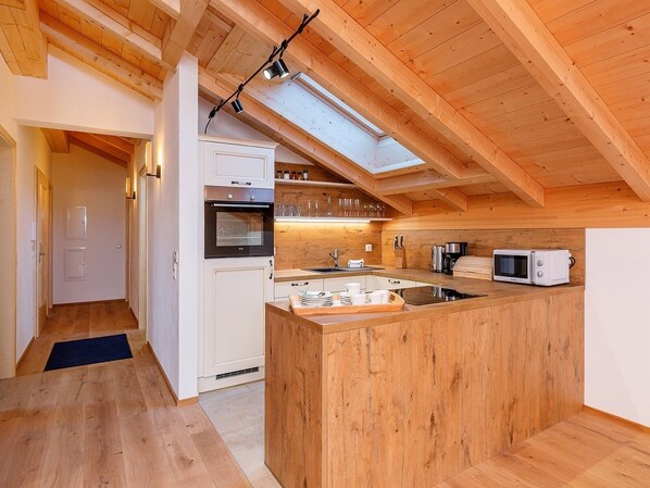 Réfrigérateur, four à micro-ondes, un four, surface de cuisson