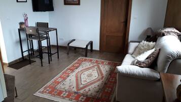 Een televisie, een dvd-speler, een tafeltennistafel en boeken