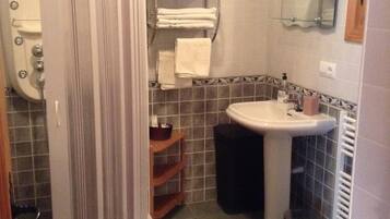 Douche, sĂšche-cheveux, serviettes fournies, savon