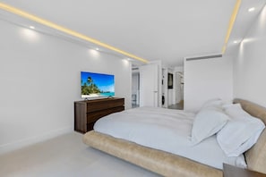 2 habitaciones, escritorio y tabla de planchar con plancha 