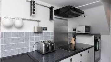 Departamento | Cocina privada | Refrigerador, microondas, horno y parrilla de estufa