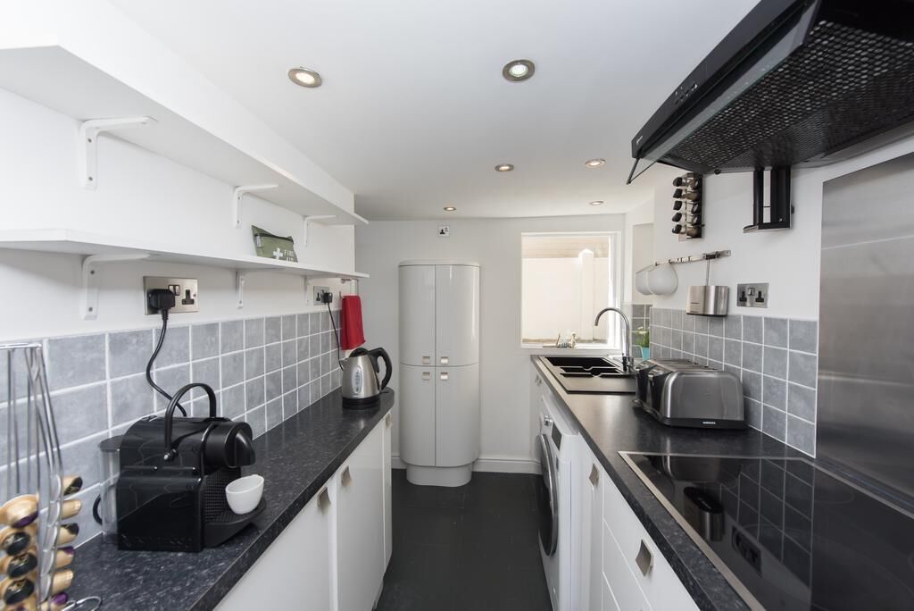 Apartamento | Cozinha privada | Geladeira, micro-ondas, fogão, cooktop