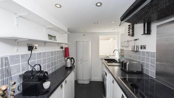 Appartement | Privékeuken | Een koelkast, een microgolfoven, een oven, een kookplaat