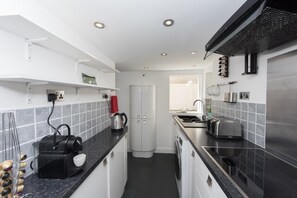 Departamento | Cocina privada | Refrigerador, microondas, horno y parrilla de estufa 