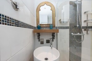 Apartment | Bathroom | Shower, free toiletries, hair dryer, towels - Seafront Walk Garden Apartment (Broadstairs)