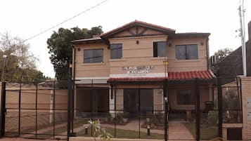 Un edificio de dos pisos con un cartel que dice "CASA BOUTIQUE BELA SOFIA".