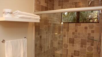 Standard Double Room | Bilik Mandi | Pancuran mandi, kelengkapan dandanan diri percuma, pengering rambut