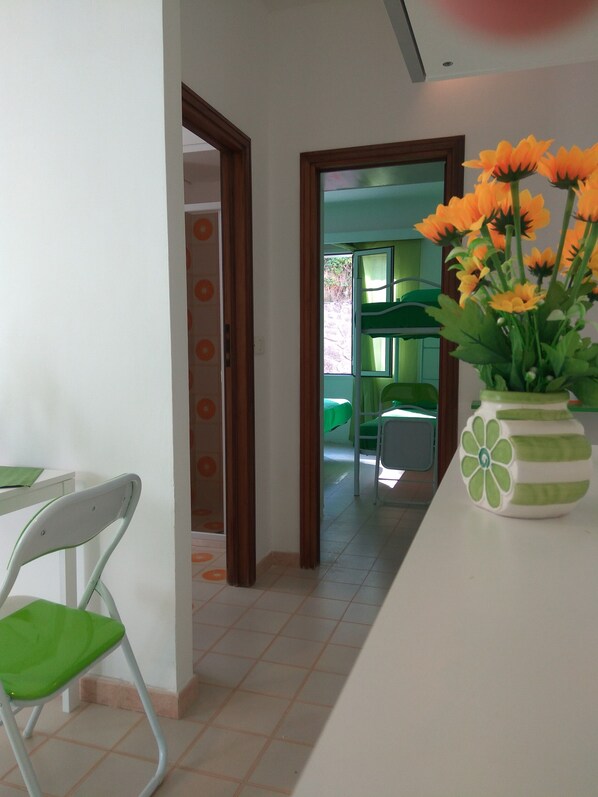 1 Schlafzimmer, Reisekinderbett