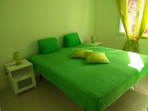 1 bedroom, travel crib