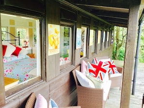 Terrace/patio - Romantic Vintage Carriage in 2 acres!❤️Idyllic location, 5 min walk beach & pub! (Helston)