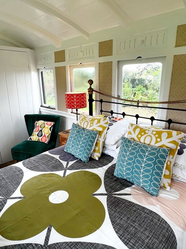 Travel cot, free WiFi, bed sheets