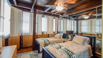 3 dormitorios, caja fuerte, escritorio y tabla de planchar con plancha