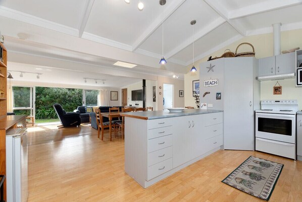 Fridge, microwave, oven, dishwasher - Matapouri Beach Family Haven - Matapouri Home (Matapouri)