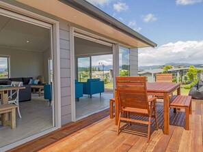Outdoor dining - Tattletails Rest - Whitianga Holiday House (Whitianga)