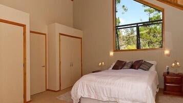 2 bedrooms, iron/ironing board, WiFi