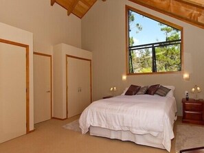 2 bedrooms, iron/ironing board, WiFi