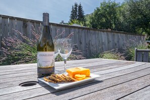 Outdoor dining - Lavender Country Cottage - Arrowtown Holiday Home (Arrowtown)