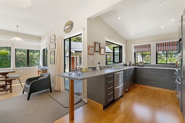 Fridge, microwave, oven, dishwasher - Lavender Country Cottage - Arrowtown Holiday Home (Arrowtown)