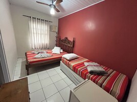 Quarto triplo família | Wi-Fi de cortesia, roupa de cama