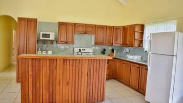 Villa Classique | Cuisine partagée | Grand réfrigérateur, micro-ondes, four, plaque de cuisson