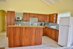 Classic Villa | Shared kitchen | Full-size fridge, microwave, oven, stovetop