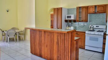 Villa Classique | Cuisine partagée | Grand réfrigérateur, micro-ondes, four, plaque de cuisson