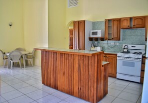 Refrigerador con freezer, microondas, horno, placa de cocina