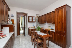 32-inch TV with cable channels, Netflix, streaming services - Grotta di Rita (Turin)