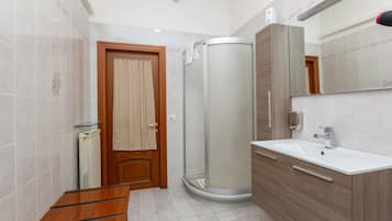 Shower, rainfall showerhead, free toiletries, hair dryer