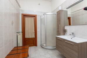 Shower, rainfall showerhead, free toiletries, hair dryer - Grotta di Rita (Turin)
