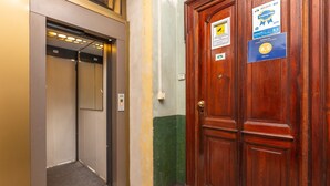 An elevator with a wooden door and a sign indicating a 8.5-star rating. - Grotta di Rita (Turin)