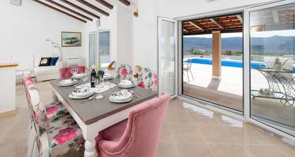 Villa Dea - Luxury Villa with Outdoor Swimming Pool
