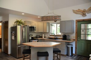 冷蔵庫、電子レンジ、オーブン、コンロ